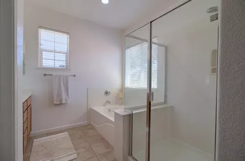 Bath - 660 Bramblewood Ave, Lathrop, CA 95330 photo 4 of 6