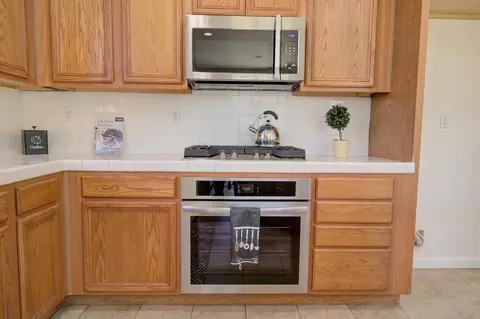 Kitchen - 660 Bramblewood Ave, Lathrop, CA 95330 photo 6 of 7