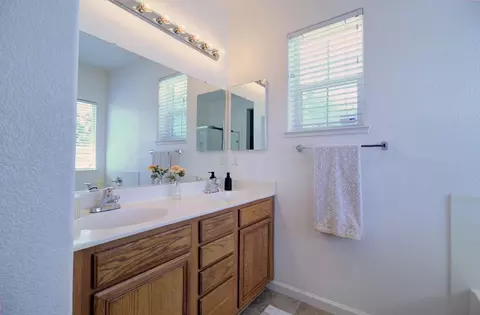 Bath - 660 Bramblewood Ave, Lathrop, CA 95330 photo 5 of 6