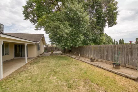 Exterior - 2004 Nadine Ave, Modesto, CA 95351 photo 6 of 7