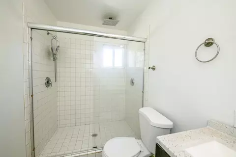 Bath - 828 Jackson St, Winters, CA 95694 photo 4 of 8