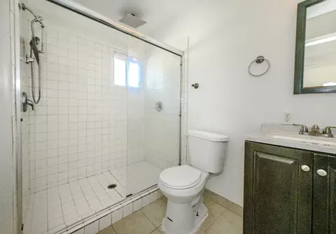 Bath - 828 Jackson St, Winters, CA 95694 photo 6 of 8
