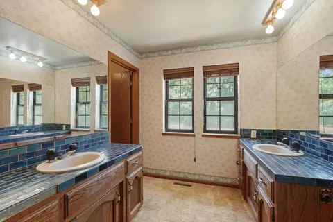 Bath - 10996 Boessow Rd, Galt, CA 95632 photo 2 of 5