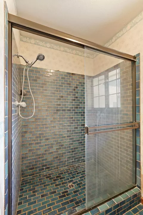Bath - 10996 Boessow Rd, Galt, CA 95632 photo 3 of 5
