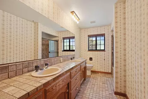 Bath - 10996 Boessow Rd, Galt, CA 95632 photo 4 of 5