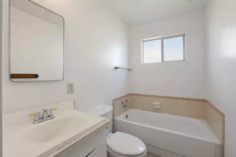 Bath - 475 Gordon Ave, Tracy, CA 95376 photo 4 of 4