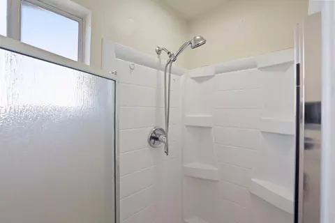 Bath - 475 Gordon Ave, Tracy, CA 95376 photo 3 of 4