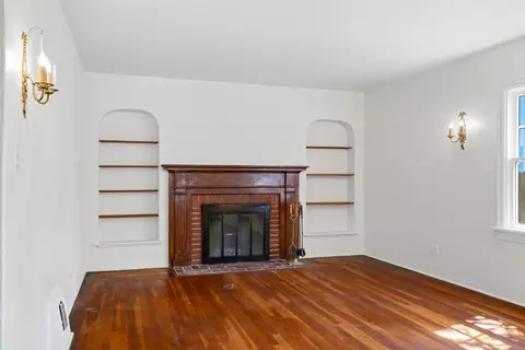 Living - 209 Maynell Ave, Modesto, CA 95354 photo 2 of 3
