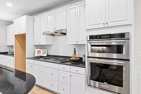 Kitchen - 1467 Chestnut Hl, Manteca, CA 95336 photo 3 of 4