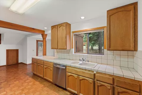 Kitchen - 13857 Skiview Loop, Truckee, CA 96161 photo 3 of 3
