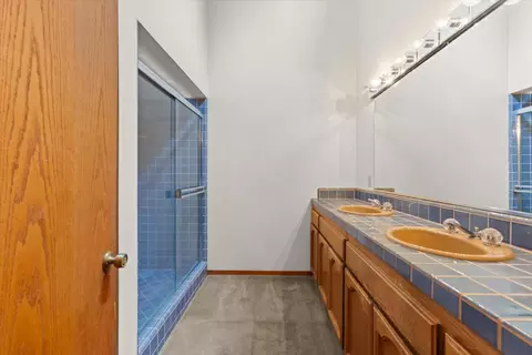 Bath - 13857 Skiview Loop, Truckee, CA 96161 photo 3 of 3
