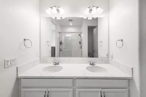 Bath - 4126 E Sir Barton Dr, Olivehurst, CA 95961 photo 5 of 5
