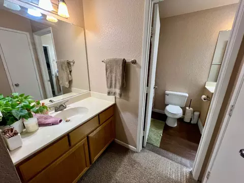 Bath - 560 Pirinen Ln #E, Modesto, CA 95354 photo 3 of 5