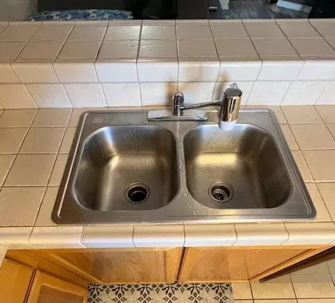 Kitchen - 560 Pirinen Ln #E, Modesto, CA 95354 photo 4 of 7