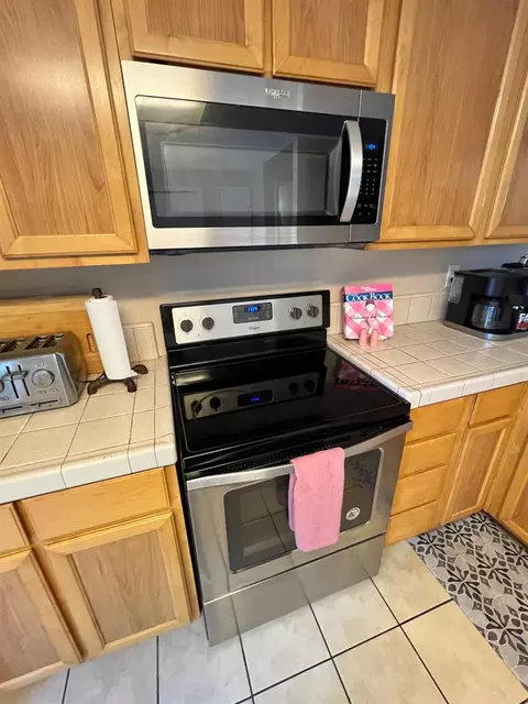Kitchen - 560 Pirinen Ln #E, Modesto, CA 95354 photo 5 of 7