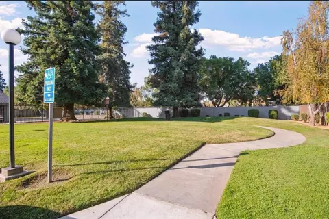 Exterior - 560 Pirinen Ln #E, Modesto, CA 95354 photo 3 of 5