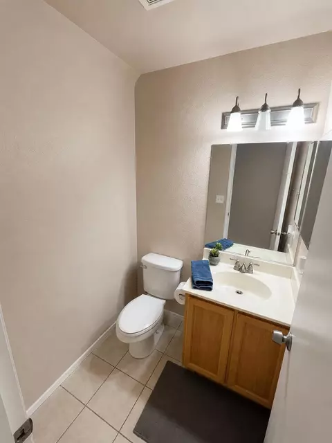 Bath - 560 Pirinen Ln #E, Modesto, CA 95354 photo 1 of 5