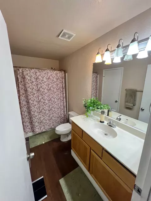 Bath - 560 Pirinen Ln #E, Modesto, CA 95354 photo 2 of 5