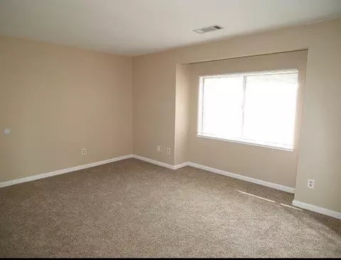 Living - 560 Pirinen Ln #E, Modesto, CA 95354 photo 5 of 6