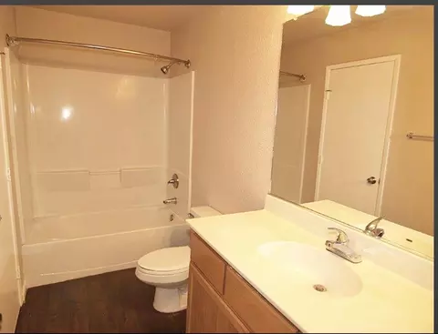 Bath - 560 Pirinen Ln #E, Modesto, CA 95354 photo 4 of 5