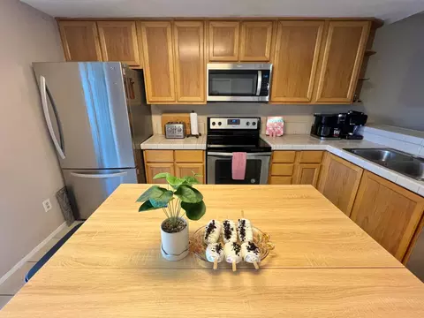 Kitchen - 560 Pirinen Ln #E, Modesto, CA 95354 photo 1 of 7