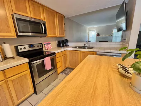 Kitchen - 560 Pirinen Ln #E, Modesto, CA 95354 photo 2 of 7