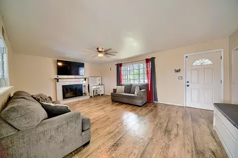 Living - 846 Del Monte Ct, Manteca, CA 95336 photo 2 of 4