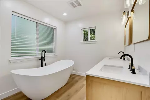 Bath - 12176 E Bennett Rd, Grass Valley, CA 95945 photo 4 of 7
