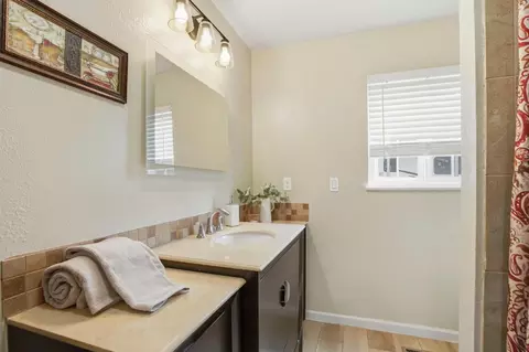 Bath - 11378 Mountain View Rd, Tracy, CA 95376 photo 5 of 7