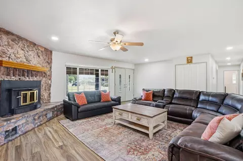 Living - 11378 Mountain View Rd, Tracy, CA 95376 photo 2 of 8