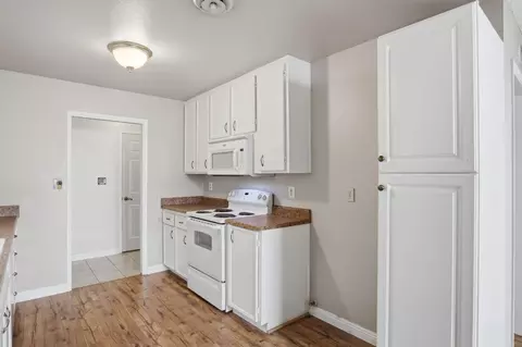 Kitchen - 933 Guava Dr, Modesto, CA 95356 photo 3 of 4