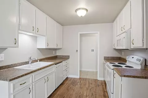 Kitchen - 933 Guava Dr, Modesto, CA 95356 photo 2 of 4