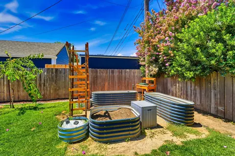 Exterior - 327 Eureka Ave, Lodi, CA 95240 photo 5 of 6