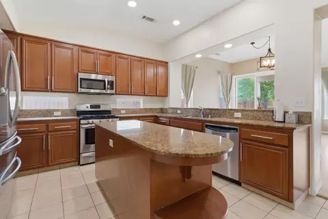 Kitchen - 1014 Foxfire Dr, Manteca, CA 95337 photo 3 of 11