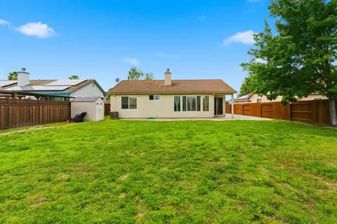 Exterior - 1014 Foxfire Dr, Manteca, CA 95337 photo 5 of 11