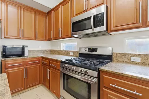 Kitchen - 1014 Foxfire Dr, Manteca, CA 95337 photo 8 of 11