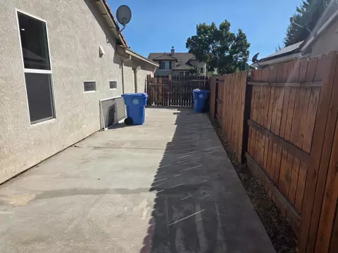 Exterior - 1014 Foxfire Dr, Manteca, CA 95337 photo 7 of 11