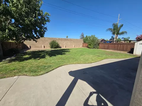 Exterior - 1014 Foxfire Dr, Manteca, CA 95337 photo 10 of 11