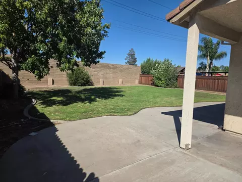 Exterior - 1014 Foxfire Dr, Manteca, CA 95337 photo 6 of 11