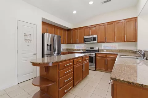Kitchen - 1014 Foxfire Dr, Manteca, CA 95337 photo 9 of 11