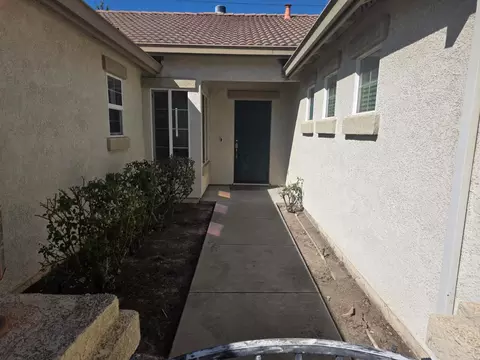 Exterior - 1014 Foxfire Dr, Manteca, CA 95337 photo 4 of 11