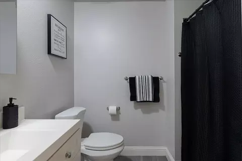Bath - 1877 18th St, Olivehurst, CA 95961 photo 3 of 3