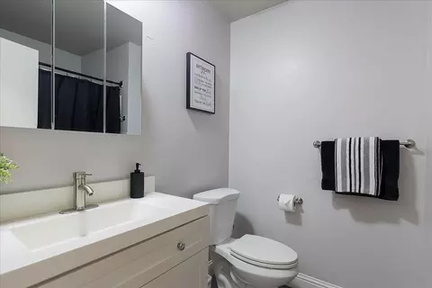 Bath - 1877 18th St, Olivehurst, CA 95961 photo 2 of 3