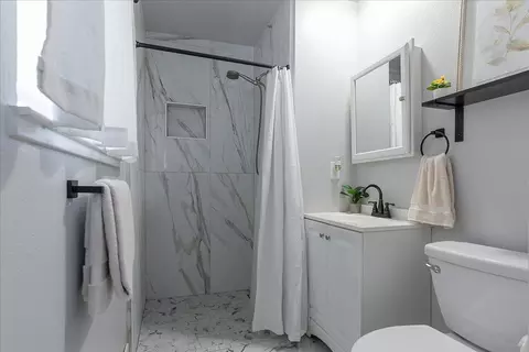 Bath - 1877 18th St, Olivehurst, CA 95961 photo 1 of 3