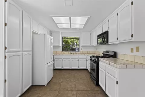 Kitchen - 6186 Springview Dr, Rocklin, CA 95677 photo 3 of 4