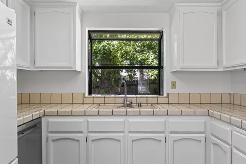 Kitchen - 6186 Springview Dr, Rocklin, CA 95677 photo 2 of 4