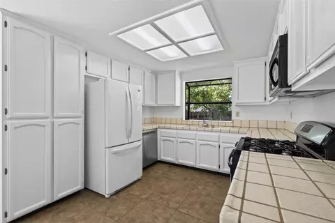 Kitchen - 6186 Springview Dr, Rocklin, CA 95677 photo 4 of 4