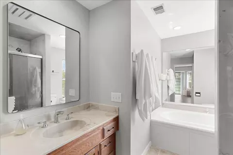 Bath - 2143 Locust Ct, Hughson, CA 95326 photo 1 of 3