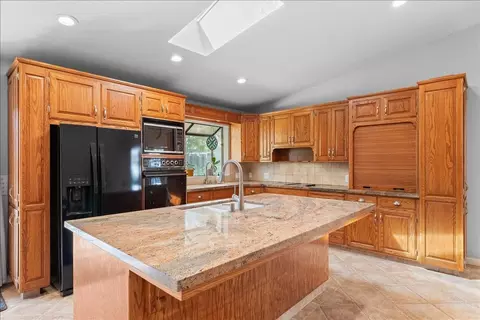 Kitchen - 2143 Locust Ct, Hughson, CA 95326 photo 4 of 8