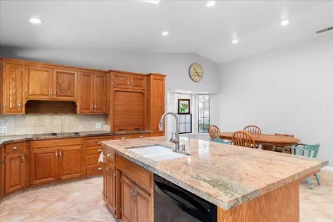 Kitchen - 2143 Locust Ct, Hughson, CA 95326 photo 5 of 8